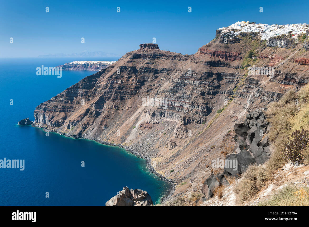Imerovigli Dorf oben rechts und fernen Dorf Oia links auf der griechischen Insel Santorin. Stockfoto