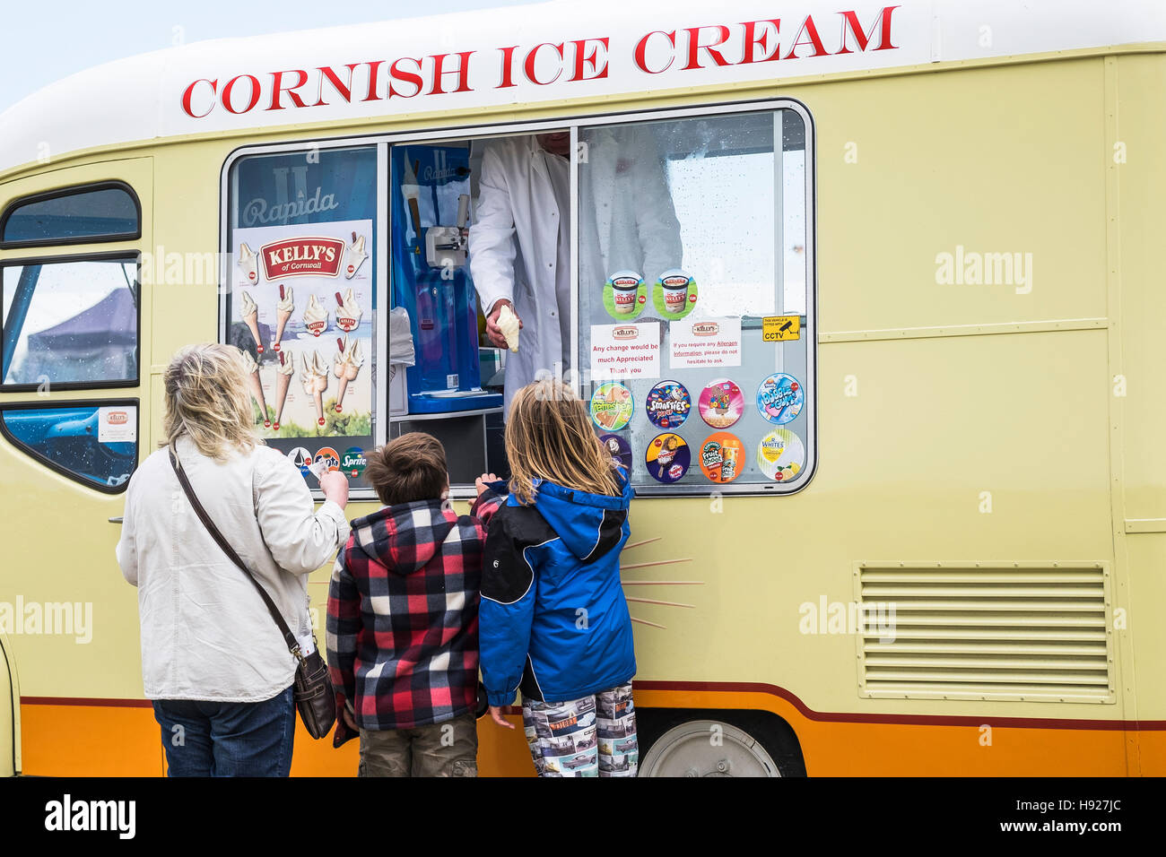 Kinder von einem Eiswagen Eis serviert wird. Stockfoto