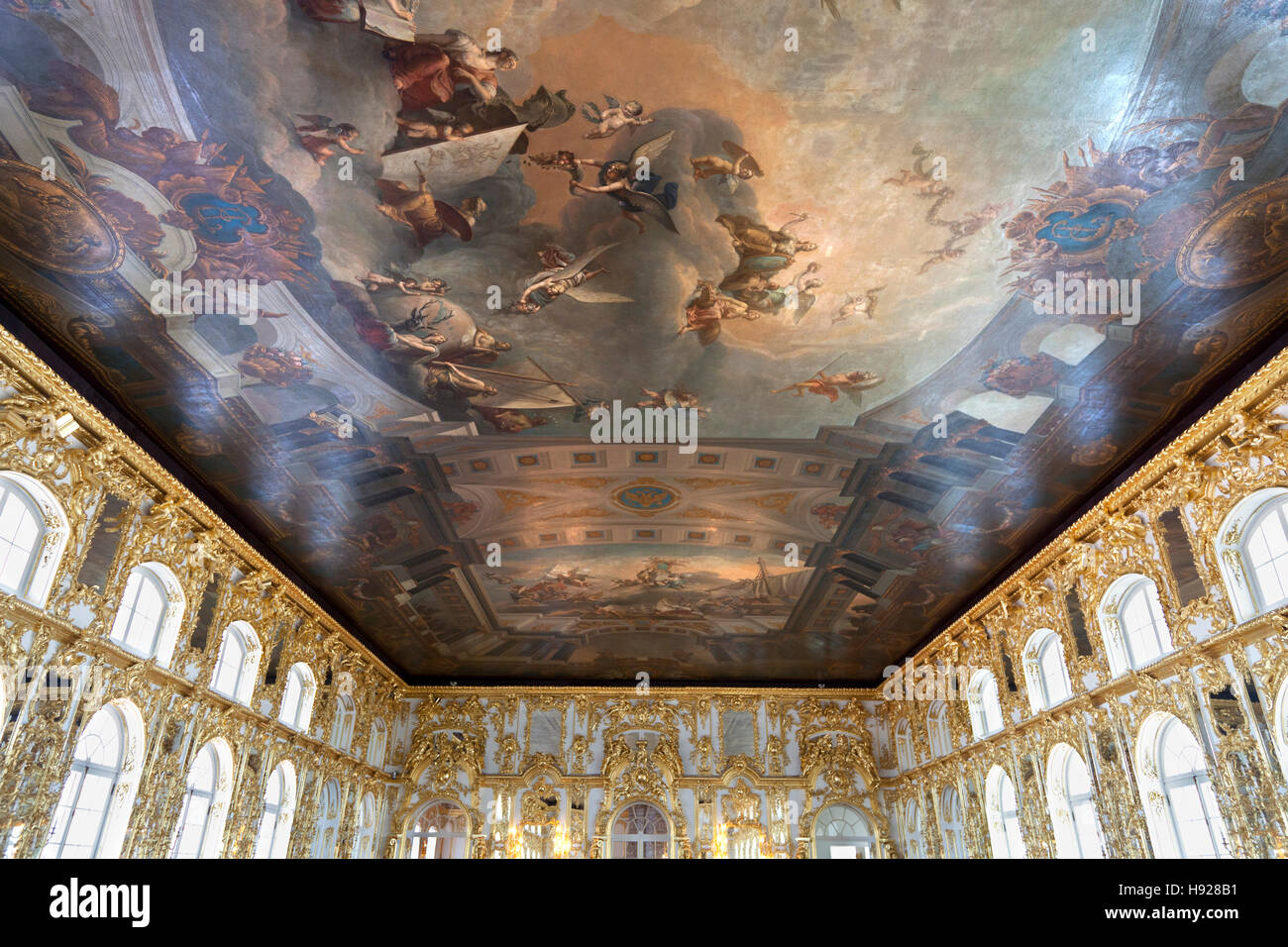 Der Ballsaal der verschwenderischen Katharinenpalast befindet sich in der Stadt Puschkin bei St. Petersburg in Russland. Stockfoto