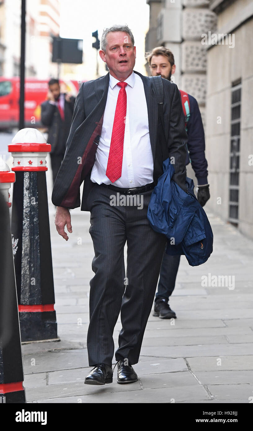 Pathologe Richard Shepherd kommt, um Beweise auf die Jo Cox Mordfall an Old Bailey in London zu geben. Stockfoto