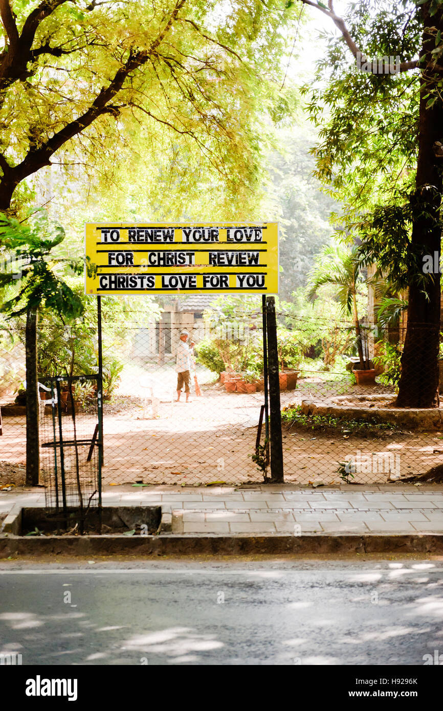 Ein Schild mit der Nachricht, Ihre Liebe zu Christus zu erneuern überprüfen die Liebe Christi für Sie in Mumbai. Stockfoto