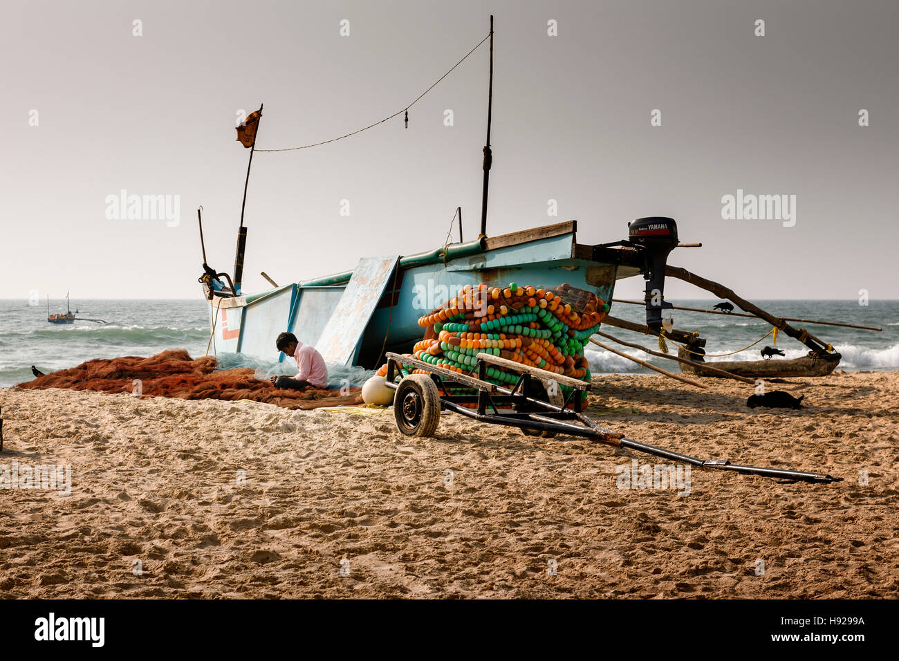 Ein Fischer seine Netze am Colva Beach in Goa Wartung. Stockfoto