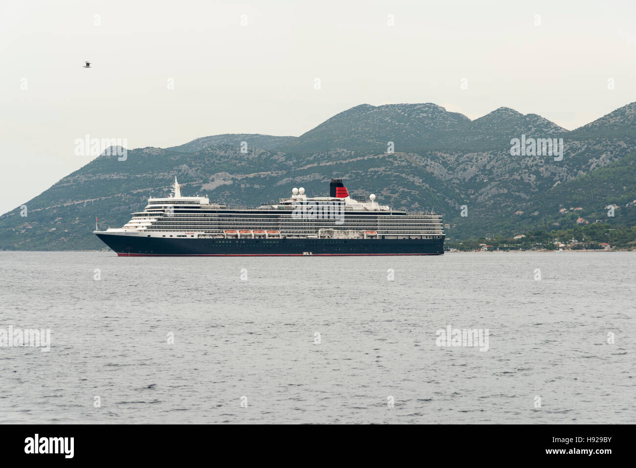 Das Kreuzfahrtschiff Queen Elizabeth auf der Adria St. Korcula Kroatien an einem bewölkten Tag Stockfoto