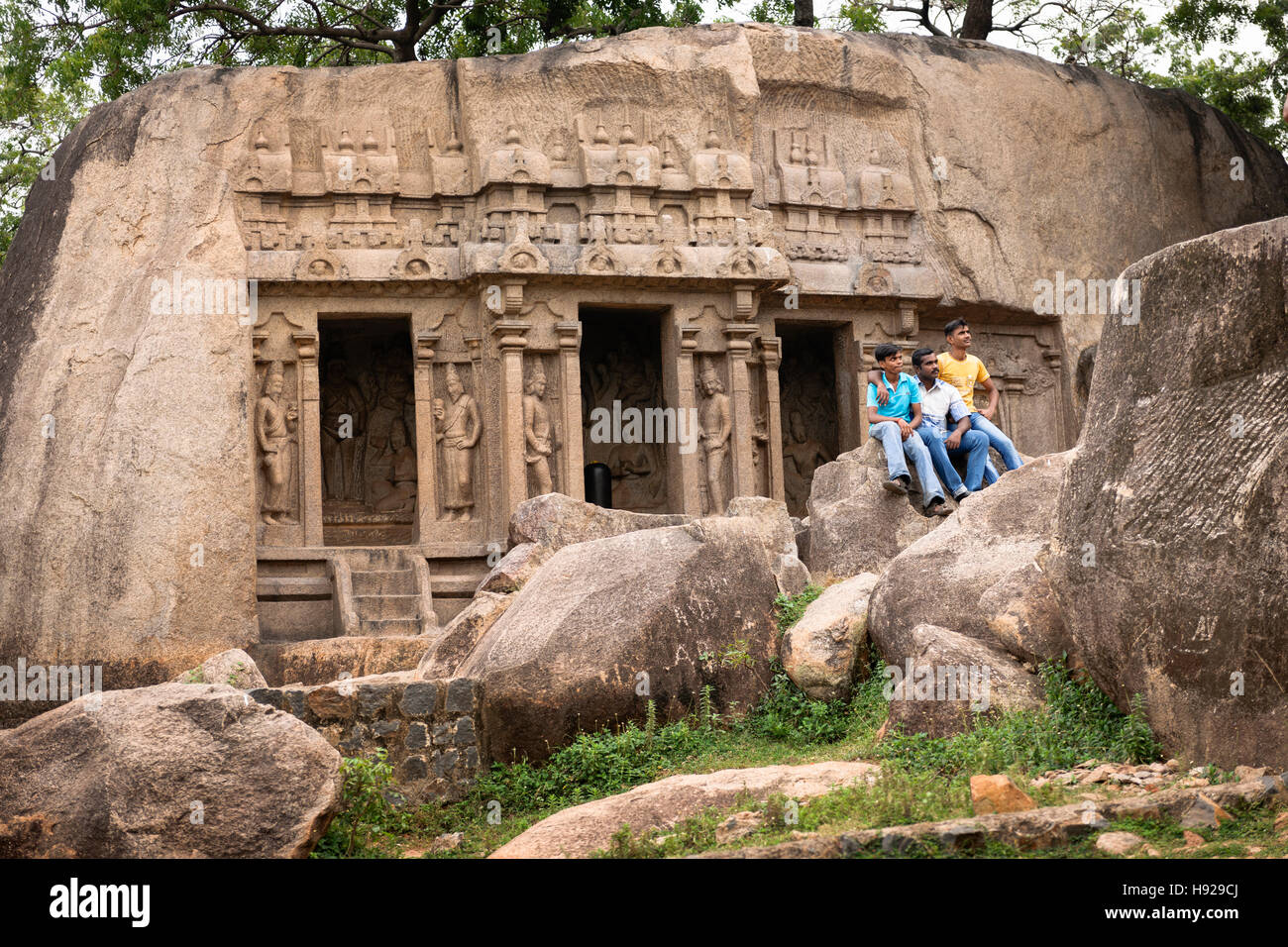 Touristen posieren vor einer alten Höhle Tempel in Mamallapuram. Stockfoto