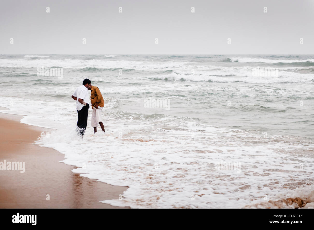 Menschen am Strand von Mamallapuram Abkühlung. Stockfoto