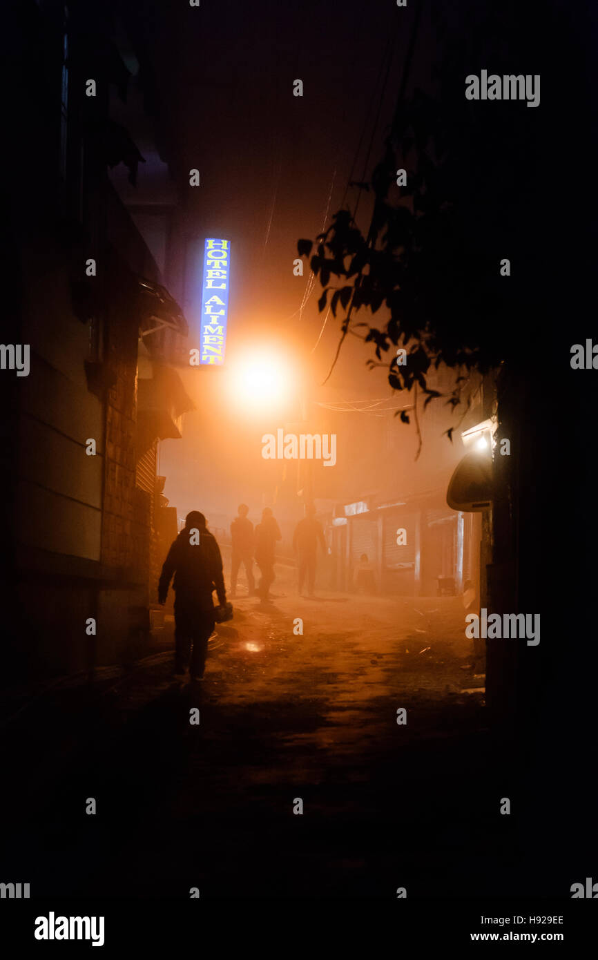 Außerhalb Hotel Aliment in Darjeeling an einem nebligen späten Abend. Stockfoto