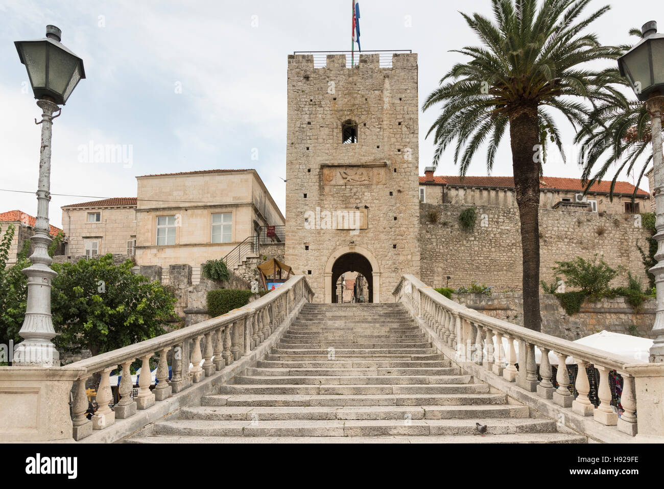 Die Marmorstufen hinauf zu einem Eingangsturm oder Tor und Anreicherung in der Altstadt von Korcula Kroatien Stockfoto