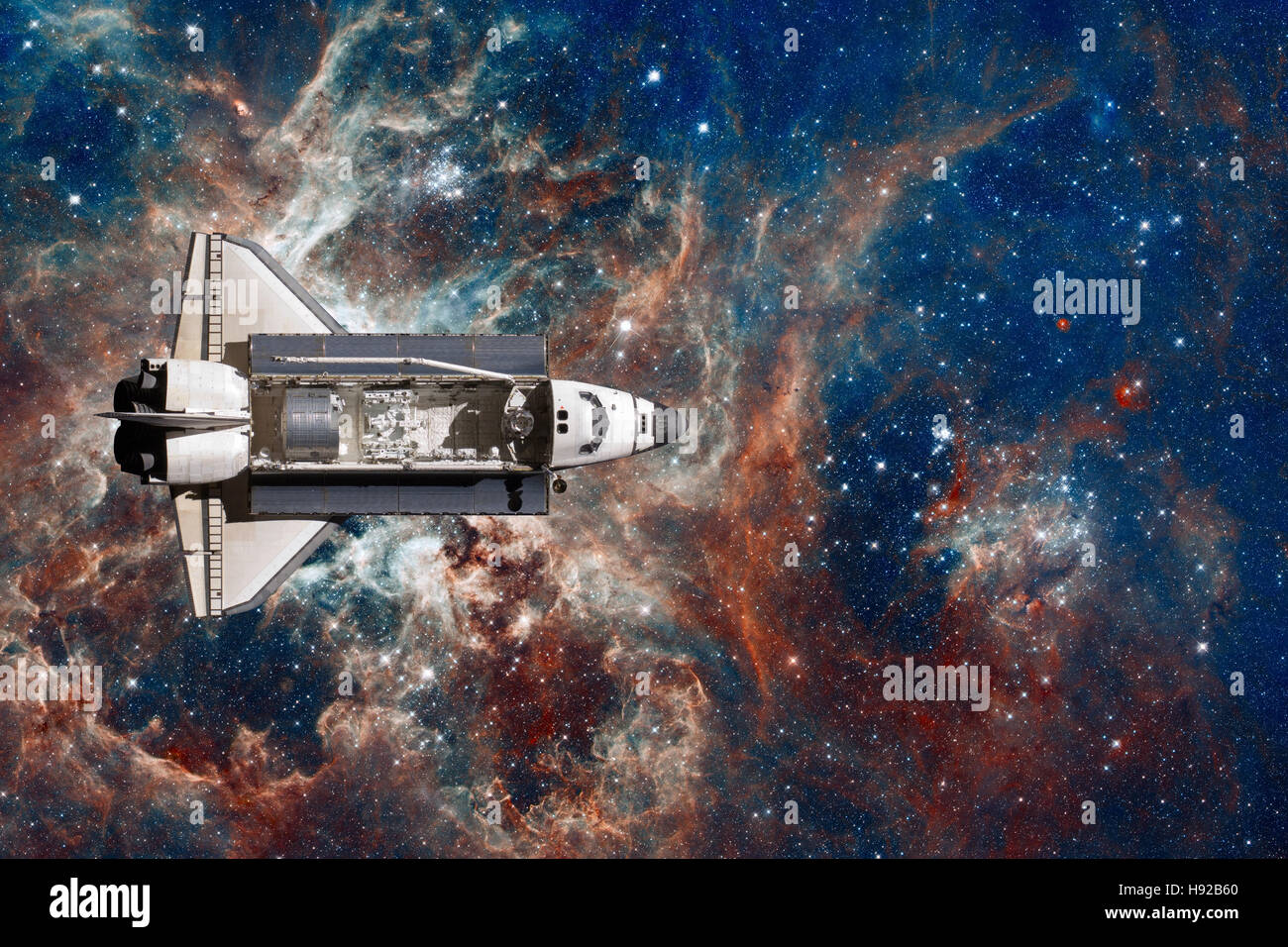 Space Shuttle-Flug über Raum-Nebel. Stockfoto