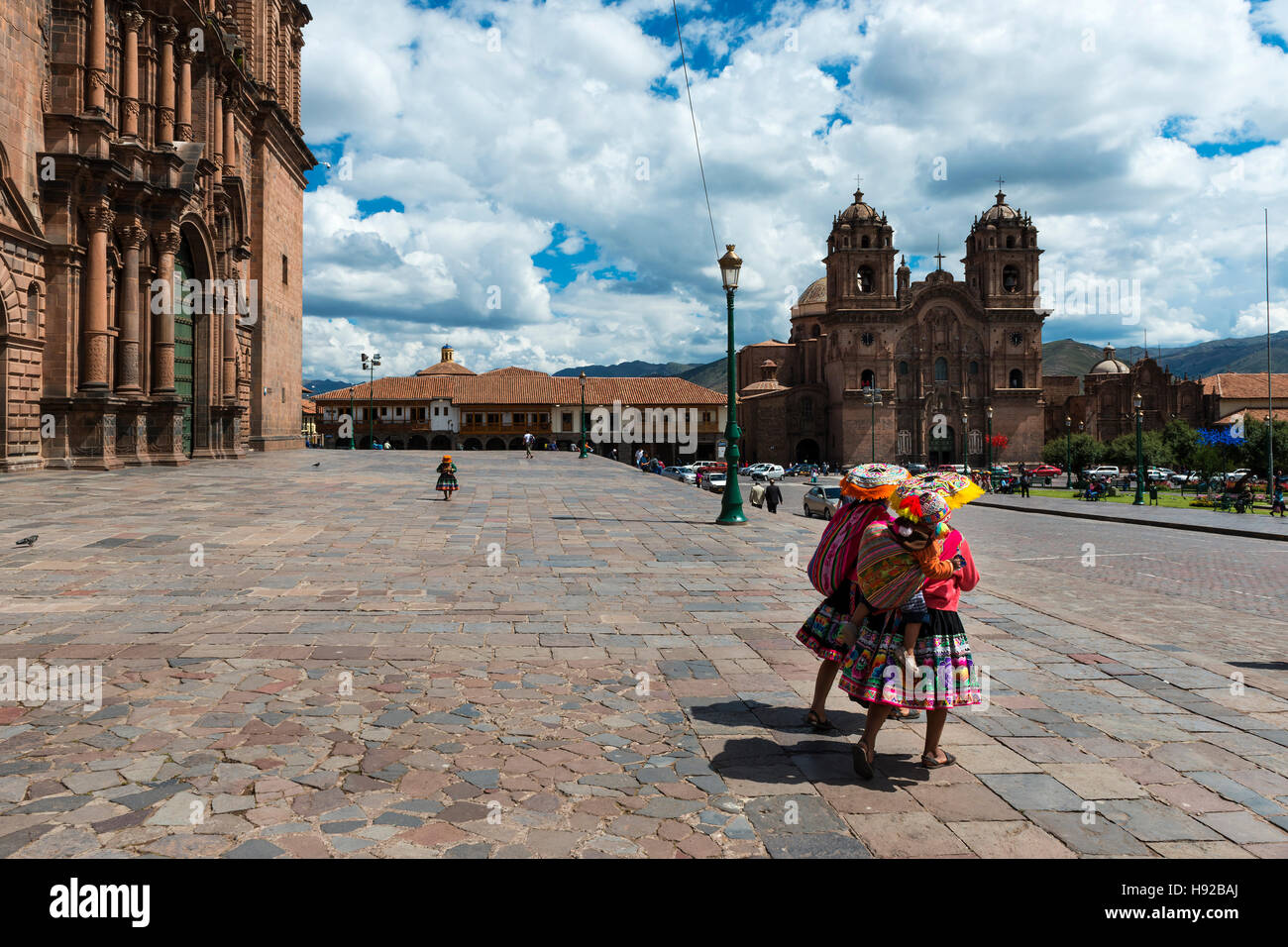 Cusco, Peru - 20. Dezember 2013: Zwei Frauen tragen traditionelle Kleidung in der Plaza de Armas in der Stadt Cuzco in Peru. Stockfoto