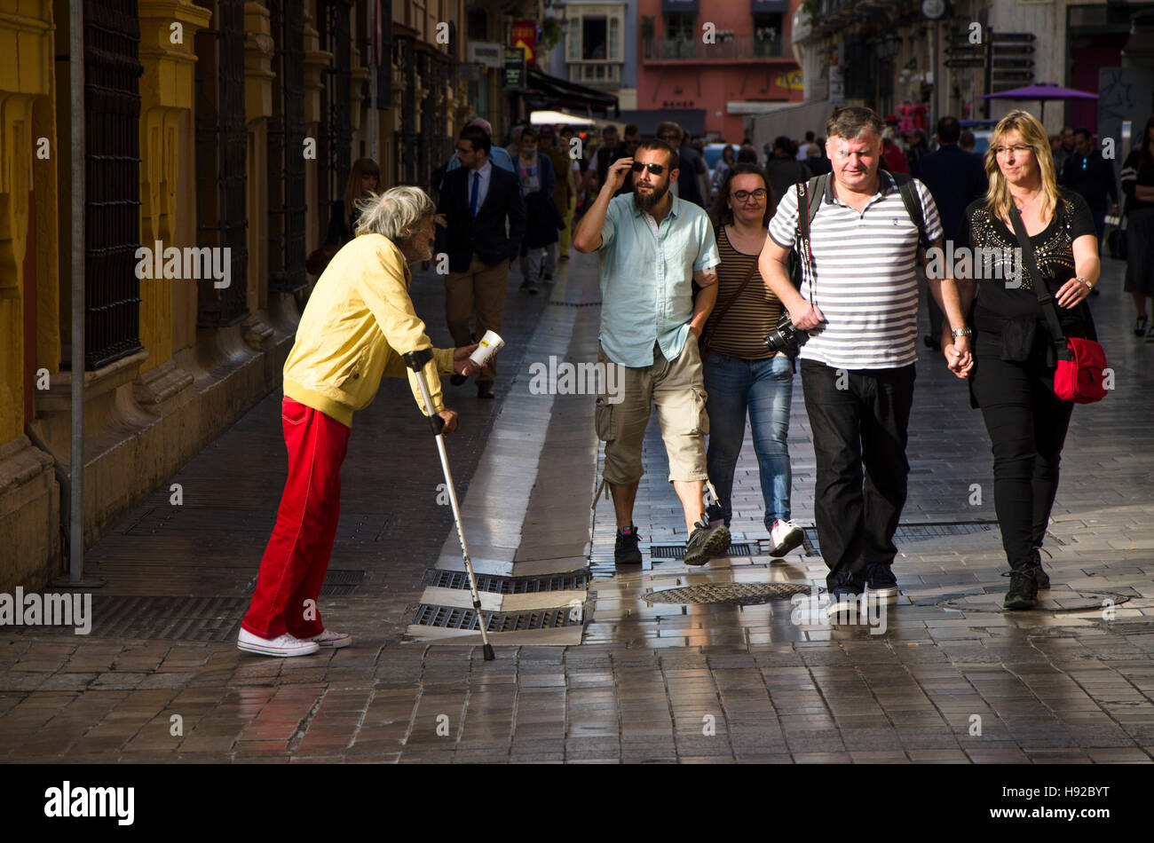 Behinderte Menschen betteln um Geld auf den Straßen von Malaga, Andalusien, Südspanien. Stockfoto