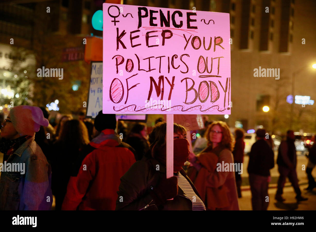 Indianapolis, Indiana, USA. 12. November 2016. Anti-Trump Demonstranten halten Schilder und Demonstration gegen Präsident der Vereinigten Staaten wählen Donald Trump und seine Kandidaten für die Vizepräsidentschaft Vize Präsidenten Mike Pence. Die Demonstranten, die reichte von Muslimen, Black lebt Angelegenheit Aktivisten, Mitglieder der LGBTQ Gemeinschaft, Frauen, Migranten und andere, sind wütend über die Politik von Trump vorgeschlagen, und, dass er nicht durch populäre Stimme gewählt, sondern wird von der Wahlmänner-Gremium gewählt. Sieben Demonstranten wurden verhaftet, während des Marsches und an einer Stelle Polizei setzte Gummigeschosse und Pfeffer Kugeln gegen die Mitglieder der Stockfoto