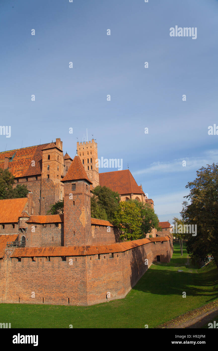 Die mittelalterliche Burg in Malbork nördlichen Polen stehen auf dem Fluss Nogat, erbaut von den Rittern des Deutschen Ordens im Jahre 1275 Stockfoto