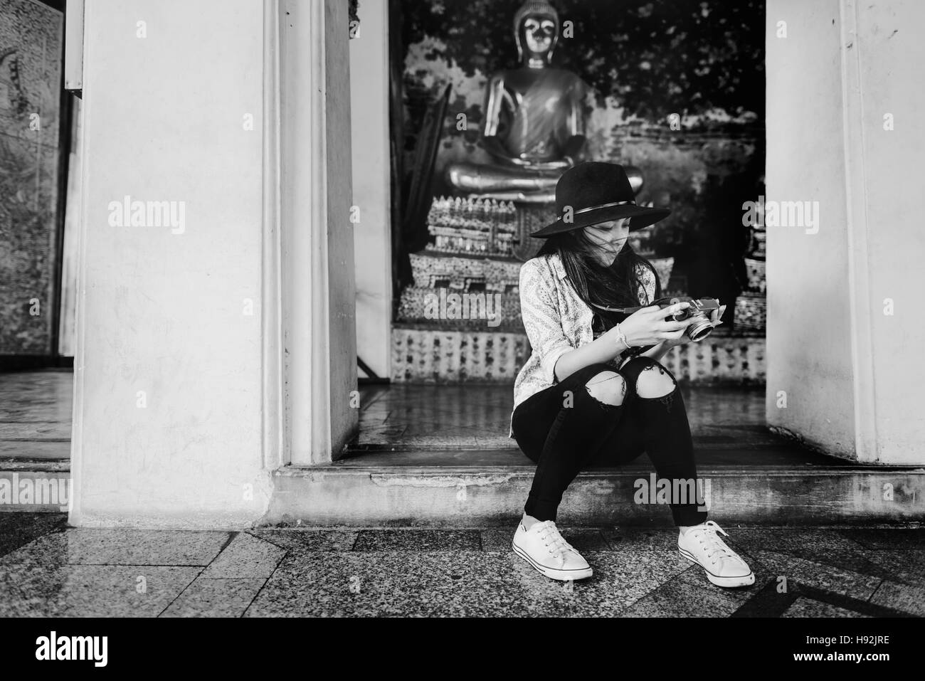 Frau sitzend Überprüfung Fotokonzept Stockfoto