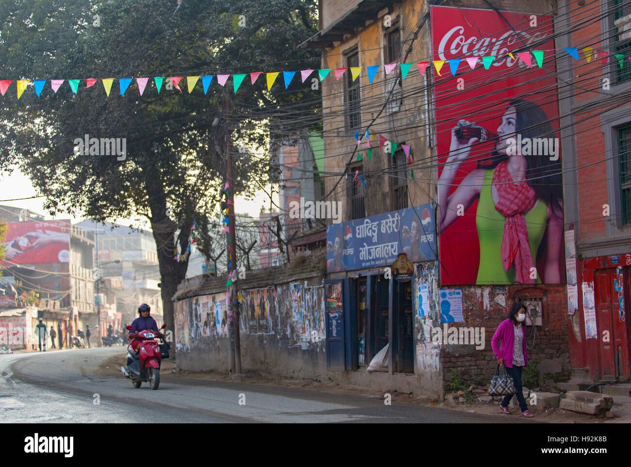 Ein Jahrgang werben Coca Cola in einer Straße von Kathmandu. Nepal. Stockfoto