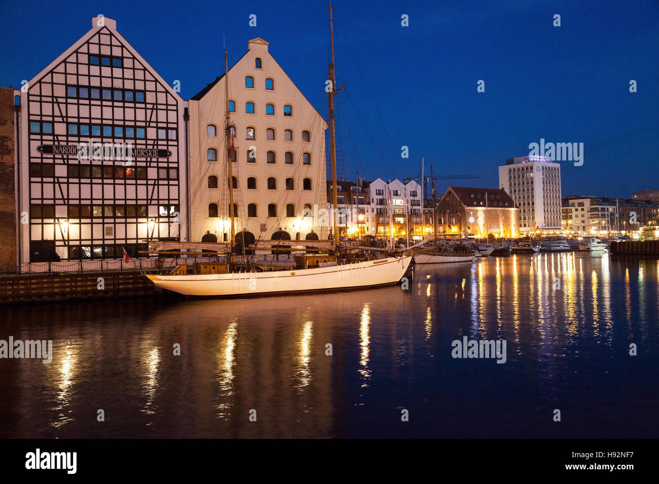 Nächtliche Aussicht auf einem Segelboot auf dem motlawa Fluss vor dem National Maritime Museum in Danzig Polen Stockfoto