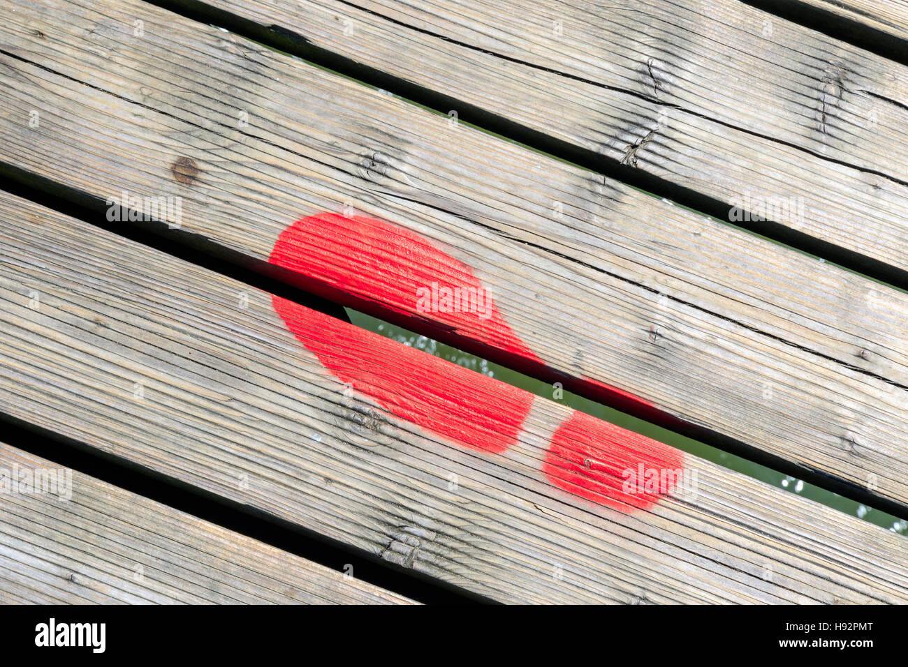 Rot lackierte Fußabdruck auf Southwold Pier, UK Stockfoto