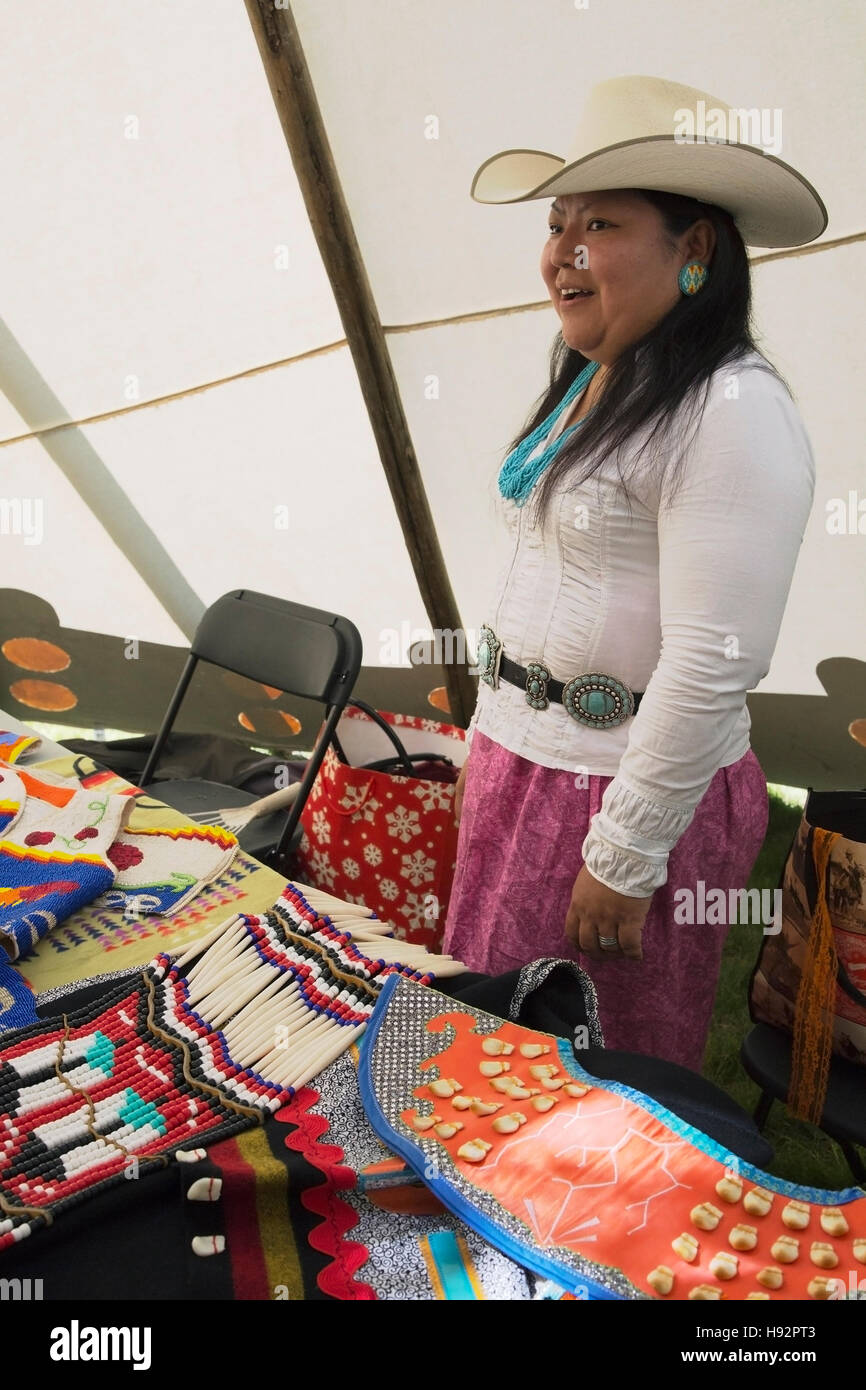 Frau im Tipi mit pädagogischen Anzeige der ersten Nationen Kleider auf Kanada Tag Stockfoto