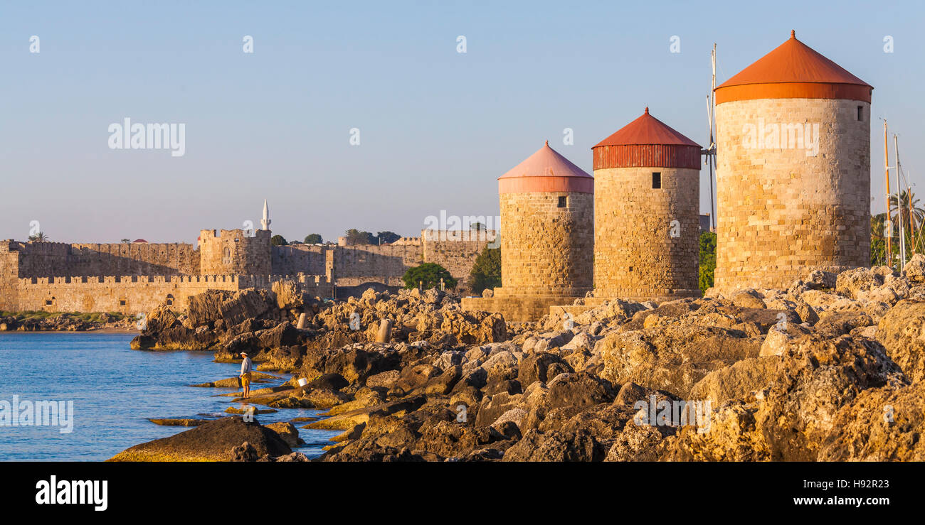 ANGLER, HISTORISCHEN WINDMÜHLEN, MANDRAKI HAFEN, HAFEN, ALTSTADT VON RHODOS, INSEL RHODOS, AEGEAN, GRIECHENLAND Stockfoto