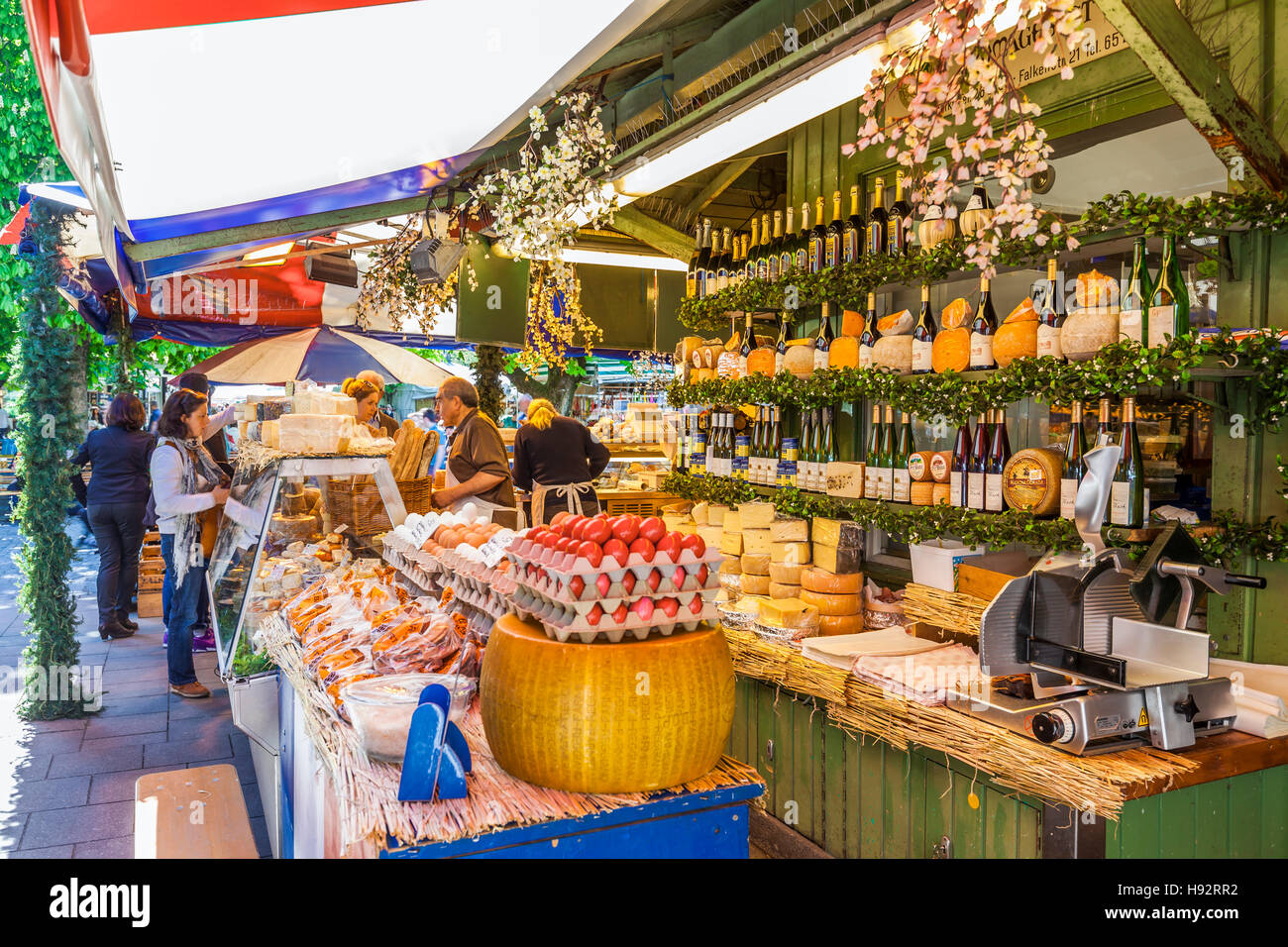 FEINKOST, GOURMET-ESSEN AM VIKTUALIENMARKT MARKT, MÜNCHEN, BAYERN, DEUTSCHLAND Stockfoto