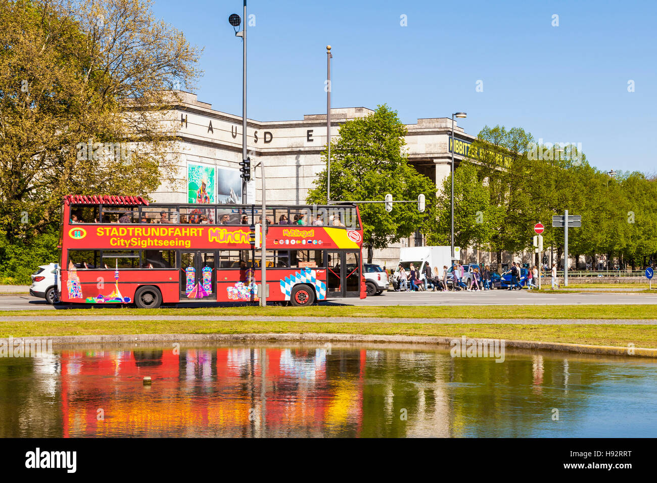 SIGHT-SEEING-TOUR, STADTRUNDFAHRT, BUS VOR DAS MUSEUM HAUS DER KUNST, MÜNCHEN, BAYERN, DEUTSCHLAND Stockfoto