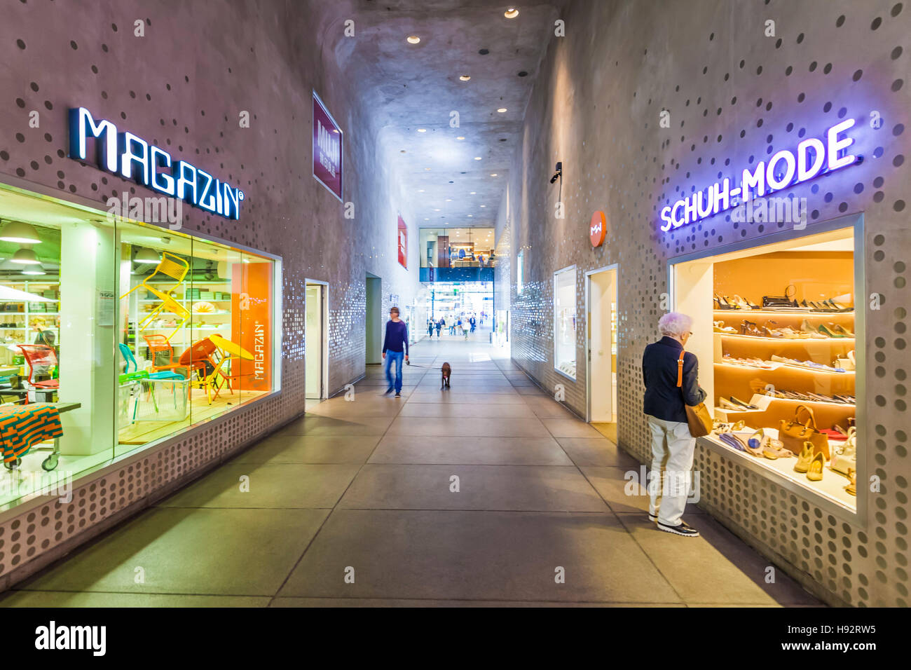 MAGAZIN SHOP UND A SHOE SHOP, PRANNERPASSAGE, FUENF HOEFE SHOPPING-ARKADE, MÜNCHEN, BAYERN, DEUTSCHLAND Stockfoto