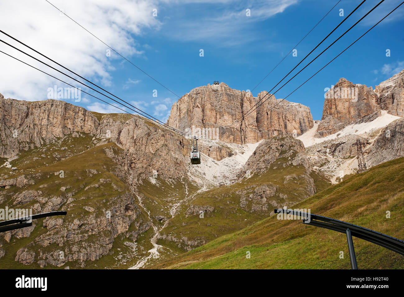 Seilbahn zum Skigebiet Canazei, Region Trentino, Südtirol, Italien. Stockfoto