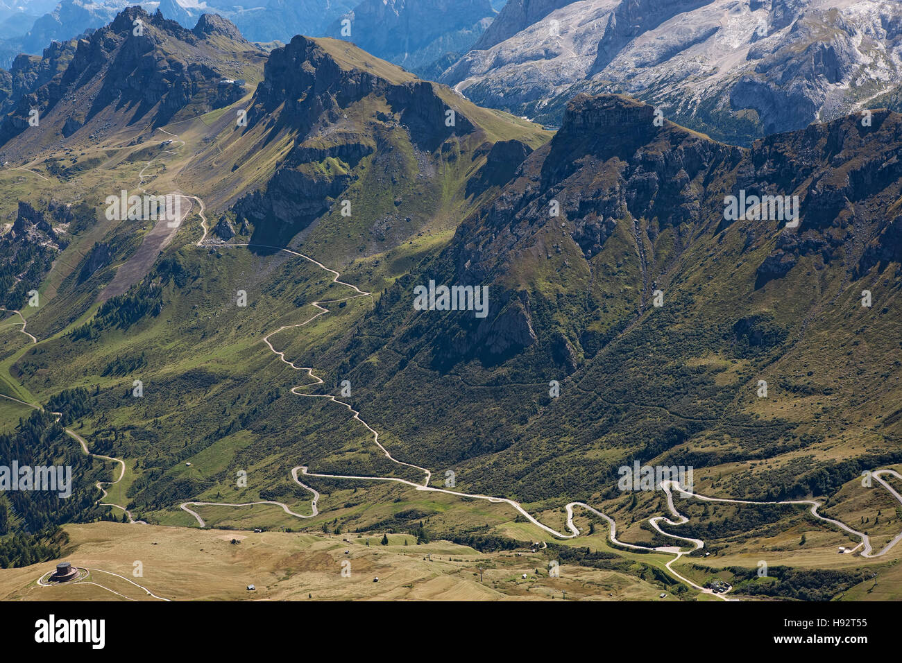 Landschaft der Talstraße und Pass unter dem Skigebiet Canazei, Region Trentino, Dolomiten, Südtirol, Italien Stockfoto