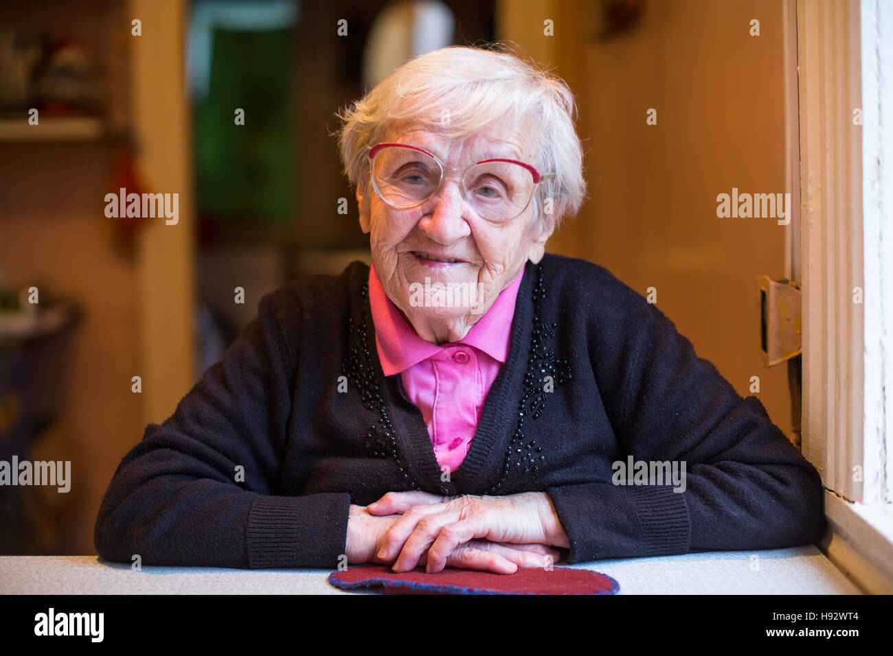 Ältere grauhaarige Frau in Gläsern, Closeup Portrait. Stockfoto