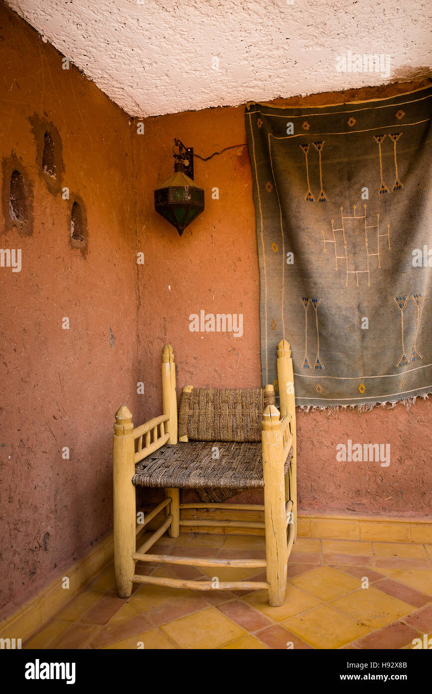 Die auf dem Dach Terrasse typisch marokkanisches Haus durch Ozoud Wasserfälle. Stockfoto