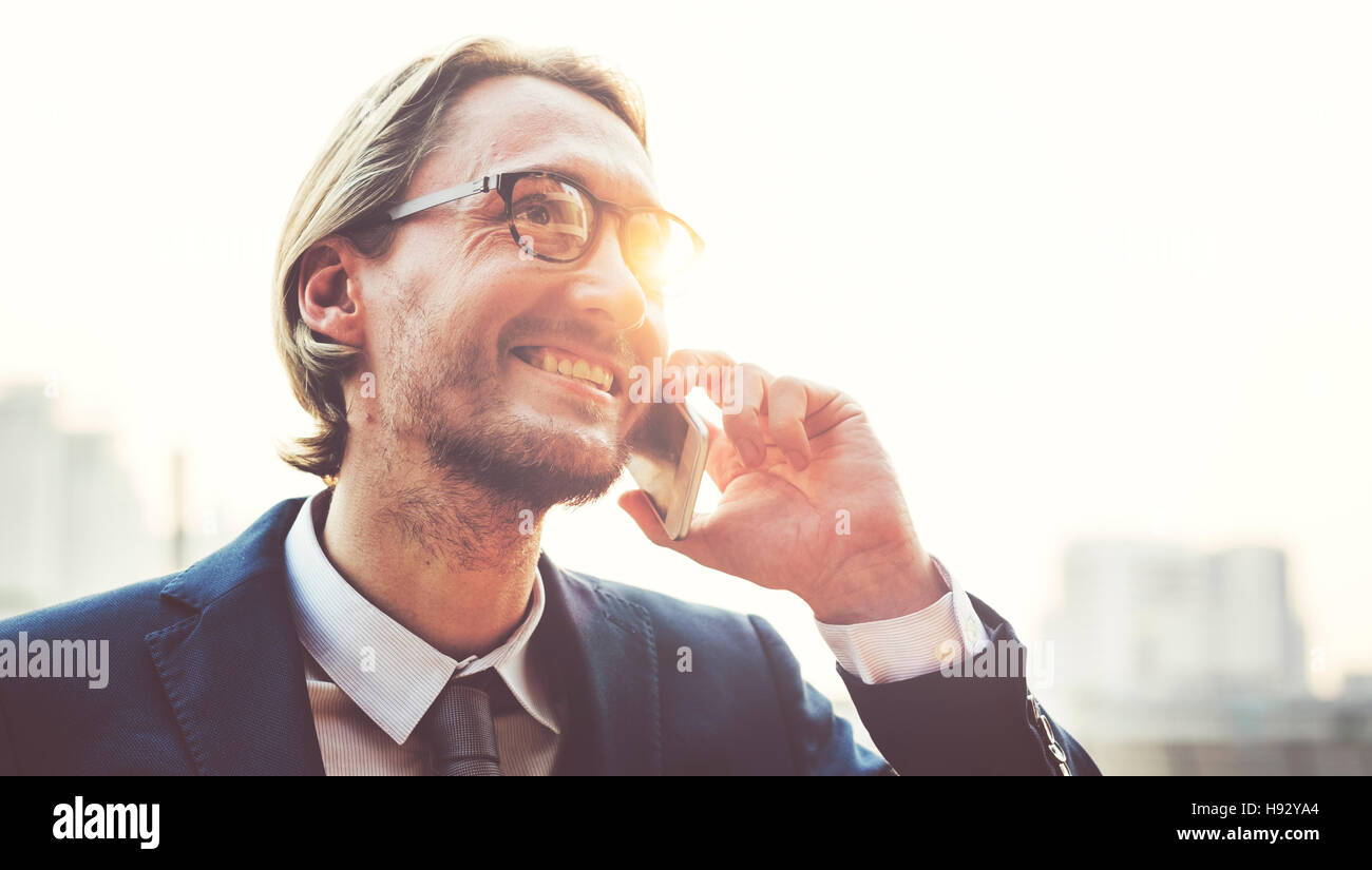 Geschäftsmann Arbeiten verbinden Smartphone-Konzept Stockfoto