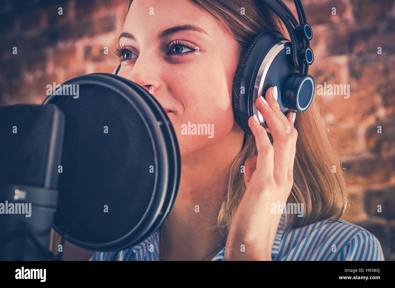Frau Aufnahme Hörbuch. Audio-Aufnahme-Studio-Thema. Kaukasische Voice Talent. Stockfoto
