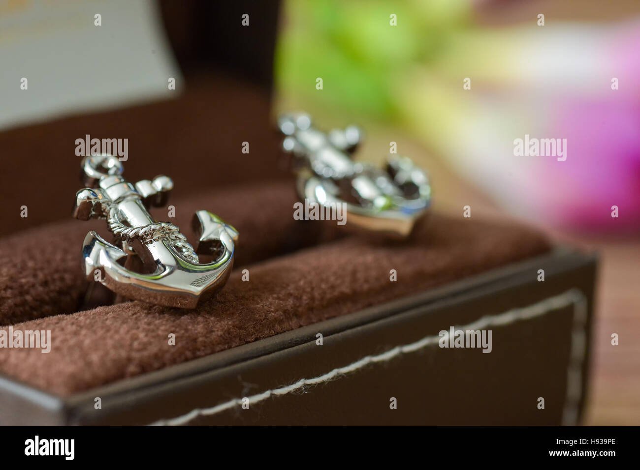 Bräutigam Manschettenknöpfe geformte Anker auf dem Feld Stockfoto
