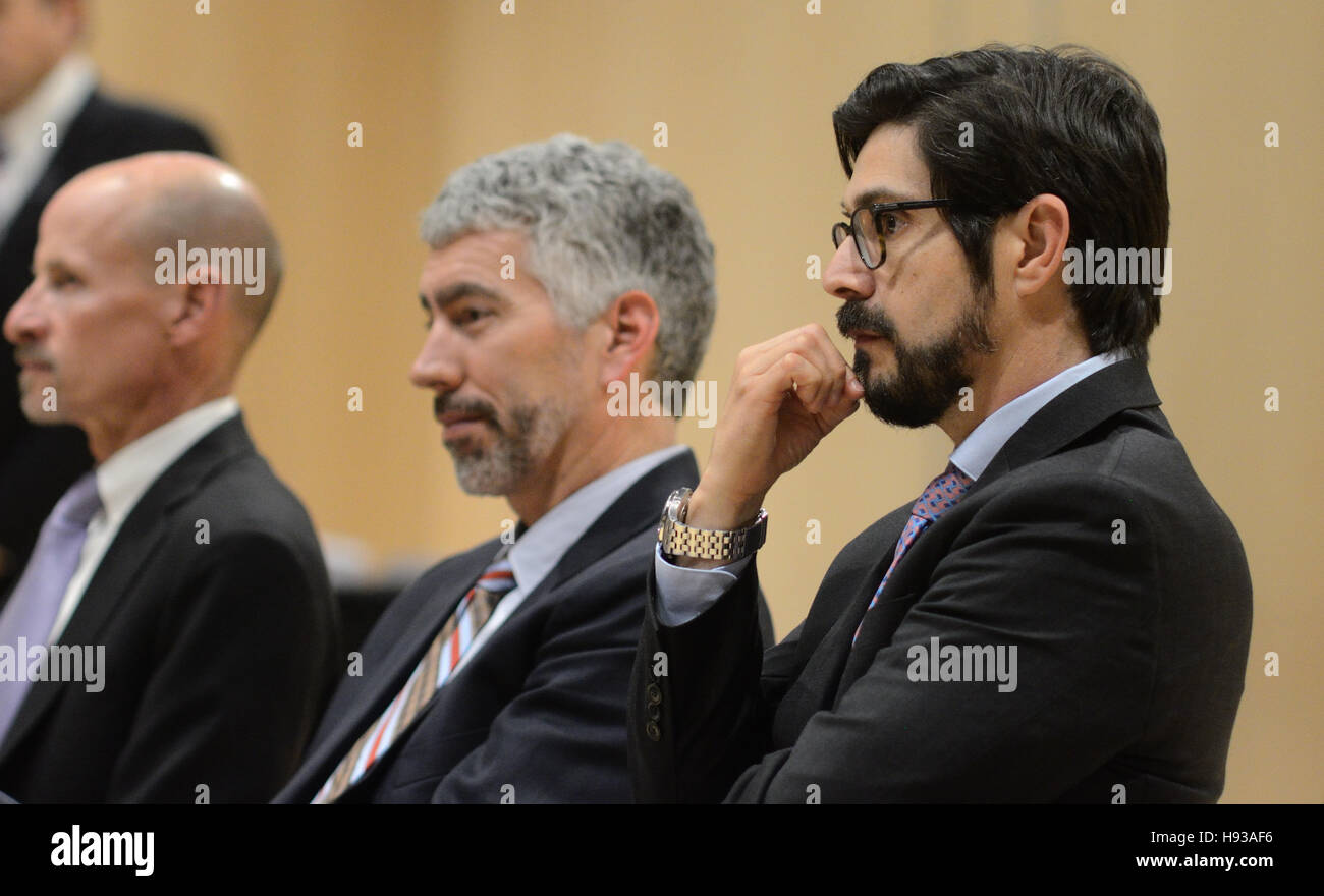 US Department of Justice Anwälte anhören Fragen während einer Gemeindeversammlung in Longmont, Colorado Stockfoto