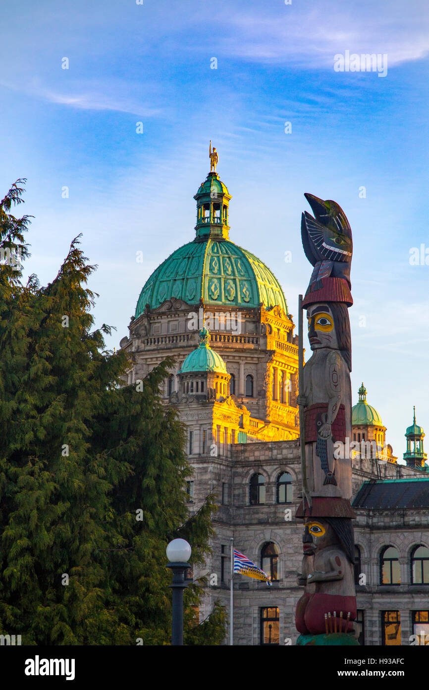 Totempfahl, Parlament-Gebäude, Victoria, Hafen, Vancouver Island, Britisch-Kolumbien, Kanada Stockfoto