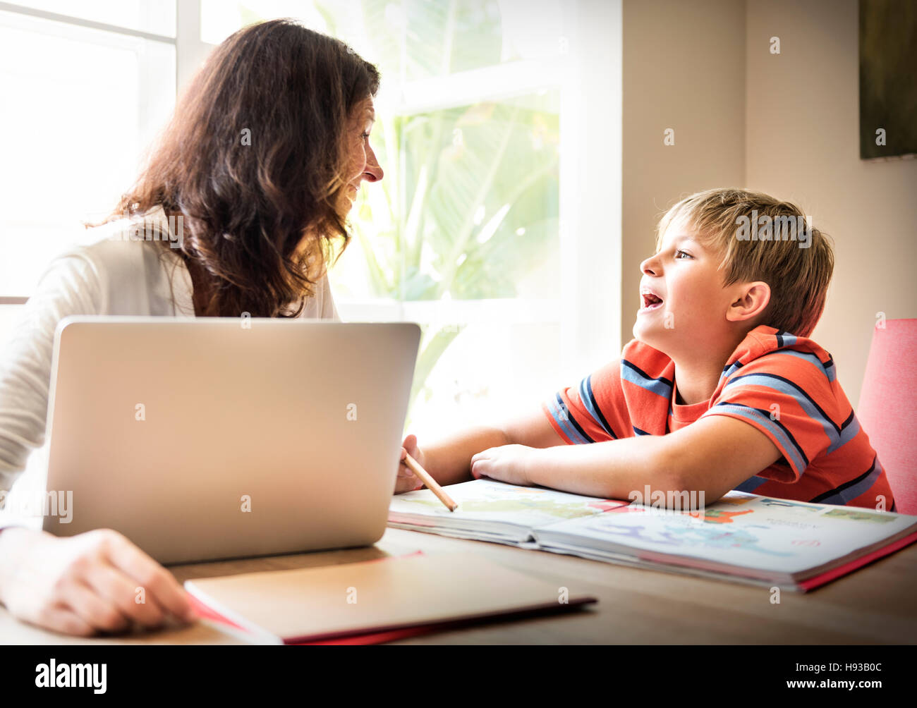 Home Schule Hausaufgaben lesen Lernkonzept Stockfoto