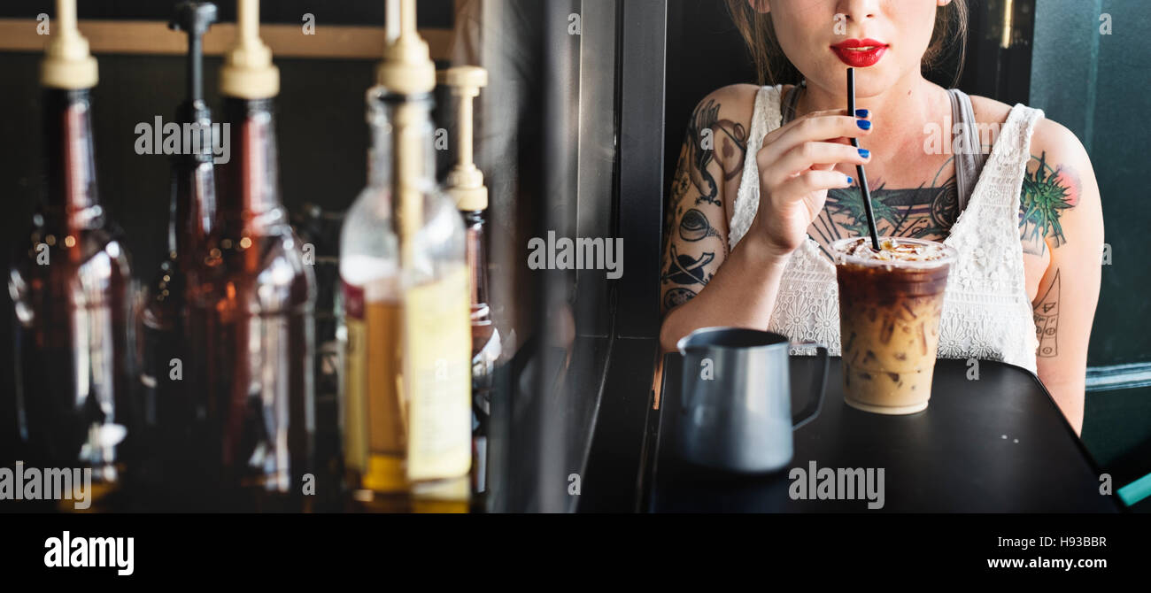 Junge Frau trinkt Kaffee Coffee-Shop-Konzept Stockfoto