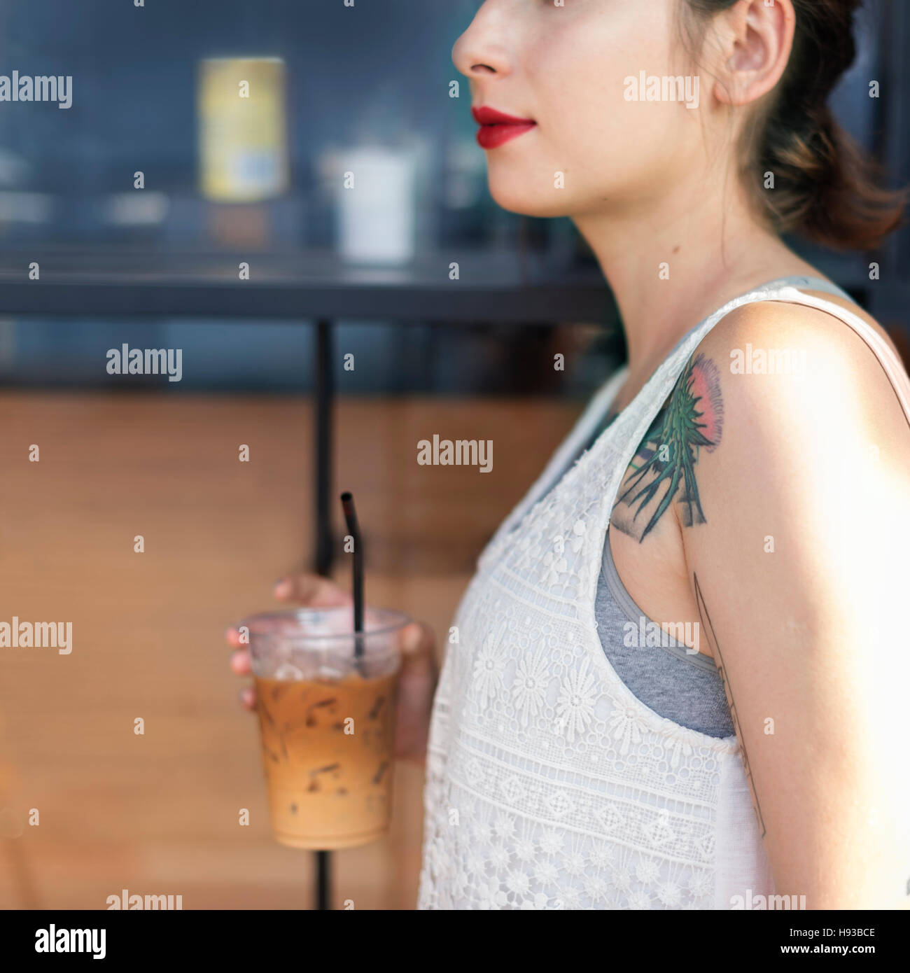 Frau-Coffeeshop-Drink-Entspannungs-Tattoo-Konzept Stockfoto