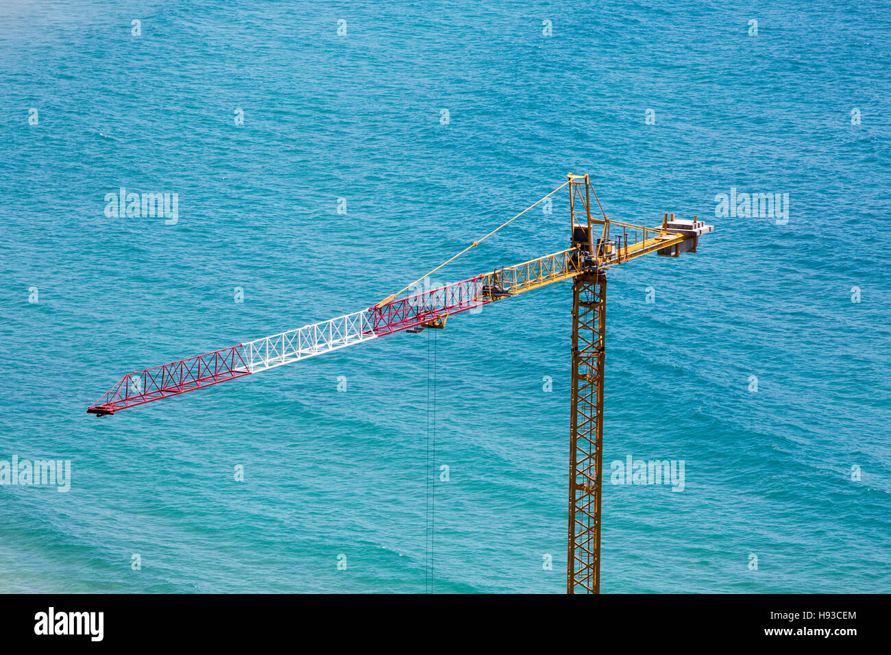 Turm der Baukran vom Meer Ozean in Sydney, Australien Stockfoto