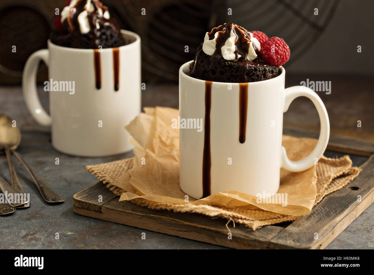 Schokoladenkuchen in der Tasse Stockfoto