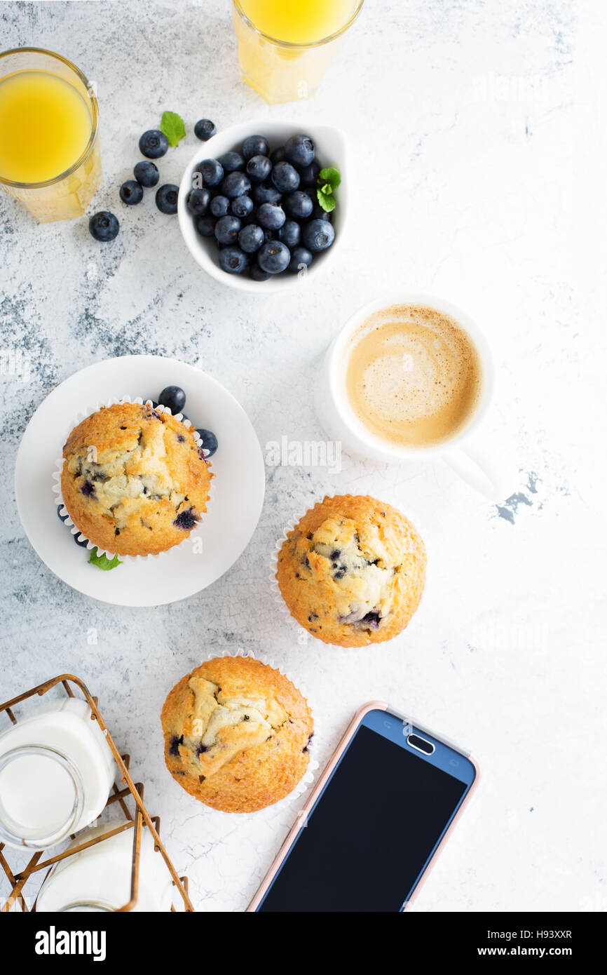Helle und luftige Frühstück mit Blueberry muffin Stockfoto