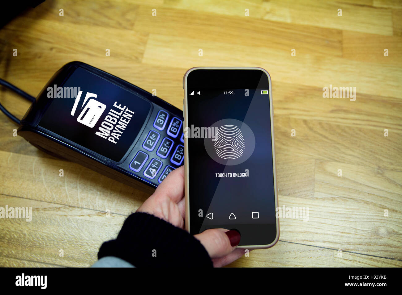 NFC-Konzept: Kunden mit Handy zu bezahlen. Alle Grafiken bestehen Stockfoto