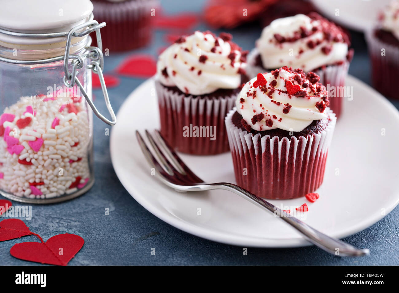 Red Velvet Cupcakes für Valentinstag Stockfoto