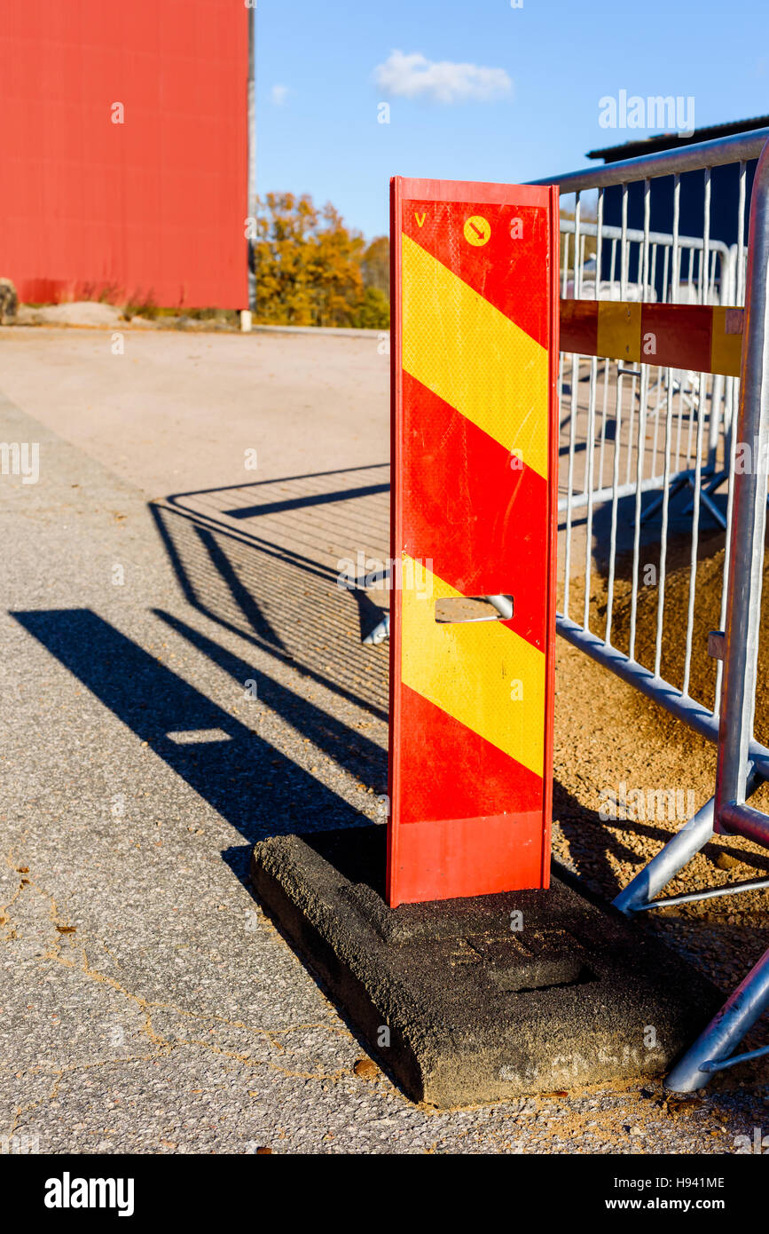 Brakne Hoby, Schweden - 29. Oktober 2016: Dokumentation über den Zugang der Öffentlichkeit Industriegebiet. Rote und gelbe Warnschild neben einem Metallzaun. Stockfoto