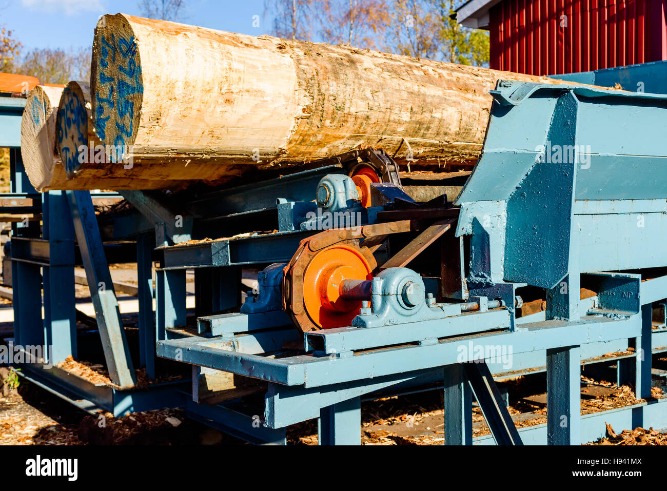 Brakne Hoby, Schweden - 29. Oktober 2016: Dokumentation über den Zugang der Öffentlichkeit Industriegebiet. Futterstelle Holz in einem Sägewerk mit anmeldet Förderband. Stockfoto