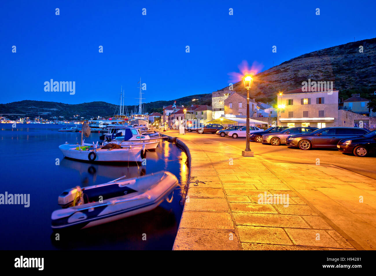 Stadt Vis Waterfront und Abend Hafenblick, Dalmatien, Kroatien Stockfoto