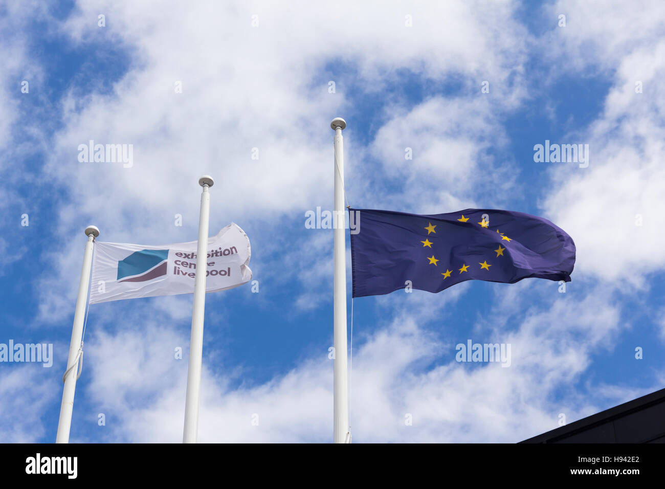 Die Flagge der Europäischen Gemeinschaft fliegt über Liverpool Exhibition Centre im Kings Dock Liverpool am Wasser. Stockfoto