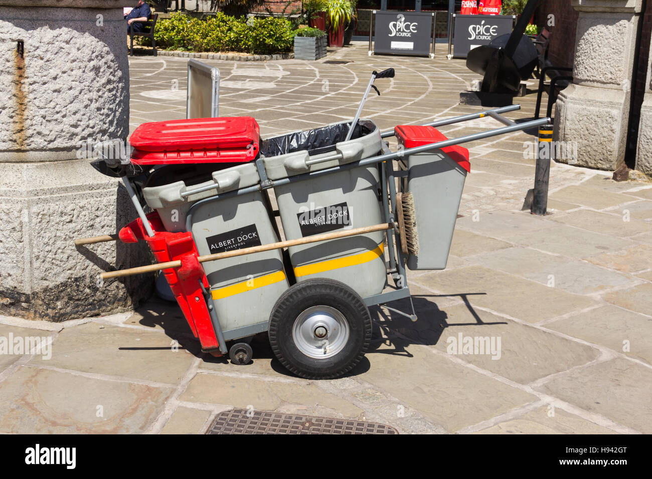 Street Sweeper Warenkorb und Bürsten auf dem Albert Dock, Liverpool. Stockfoto