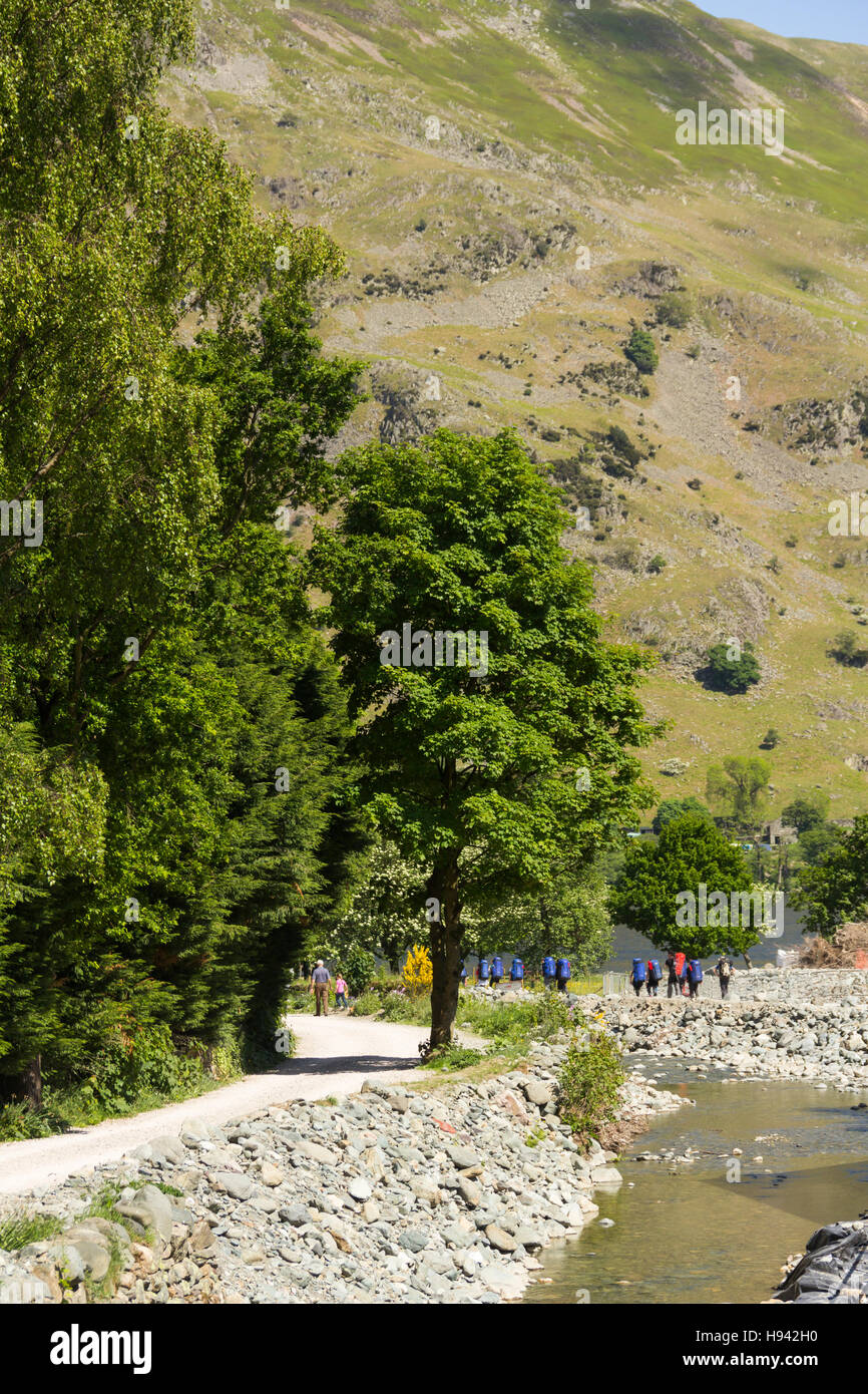 Bewehrung nach Überschwemmungen für den Ufern des Flusses Ulls Wasser läuft durch Glenridding in Ullswater in Cumbria. Stockfoto