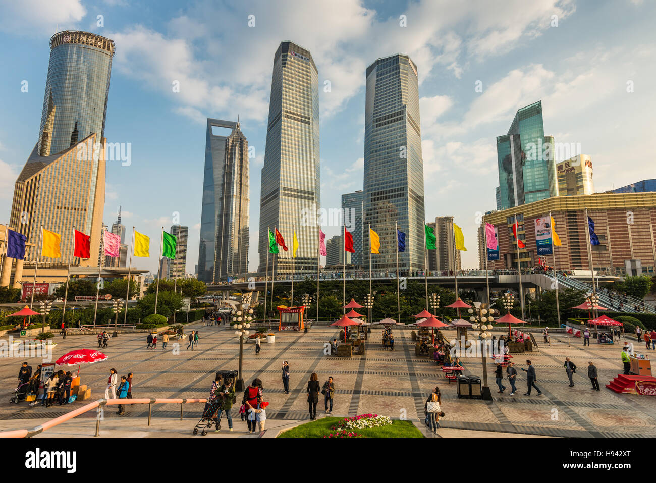 Menschen zu Fuß auf der Lujiazui Finanz- und Handelszone, Pudong, Shanghai, China Stockfoto