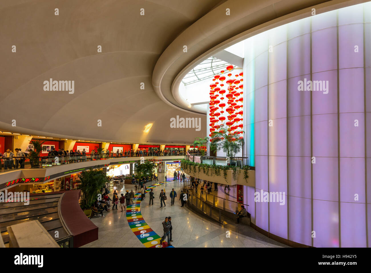 Innenraum des Oriental Pearl Radio und TV Tower in Shanghai, China. Stockfoto